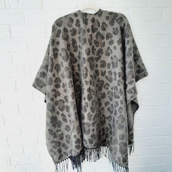 WOOLRICH Leopard print Fringe Lagenlook Poncho Shawl Wrap sz OS - Picture 2 of 6